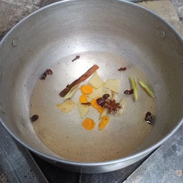Tuang rempah dan air ke dalam panci.