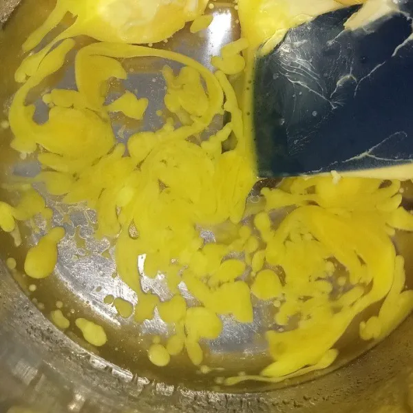 Siapkan panci, Masukkan air, garam, gula dan mentega. Masak sampai mendidih, matikan api