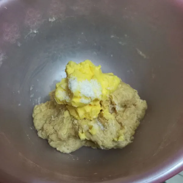 Tambahkan margarin dan garam