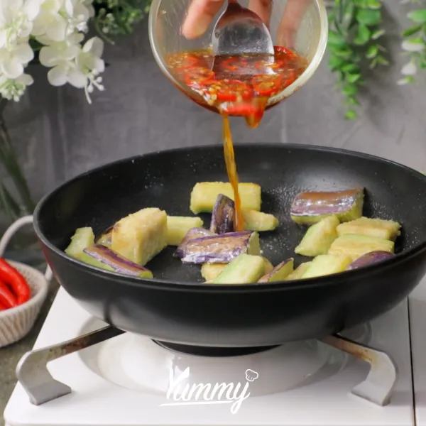 Masukkan campuran saus dan aduk hingga saus menyerap. Sajikan pada nasi panas.