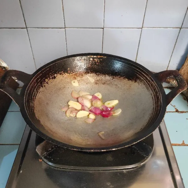 Tumis bumbu iris sampai harum.