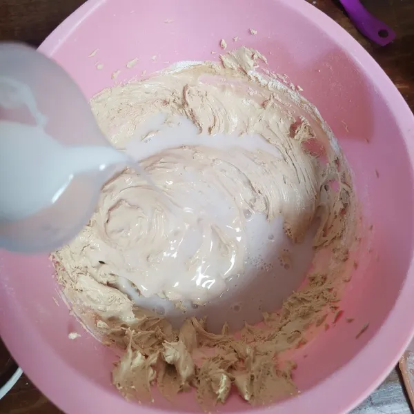 Masukkan santan, aduk dengan teknik aduk balik.