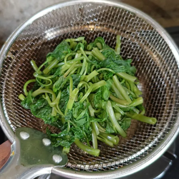 Rebus kangkung sampai matang, angkat dan tiriskan.