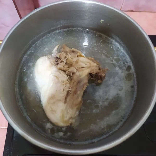 Rebus dada ayam hingga matang.