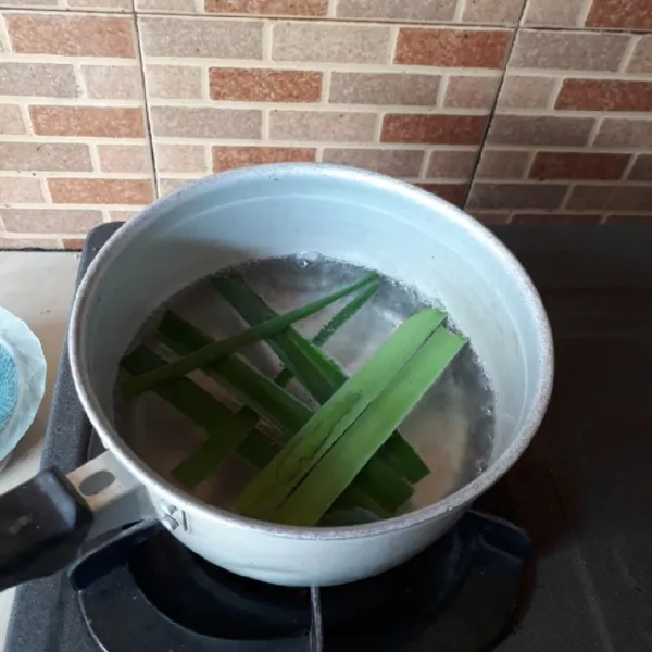 Rebus air dan daun pandan hingga mendidih.
