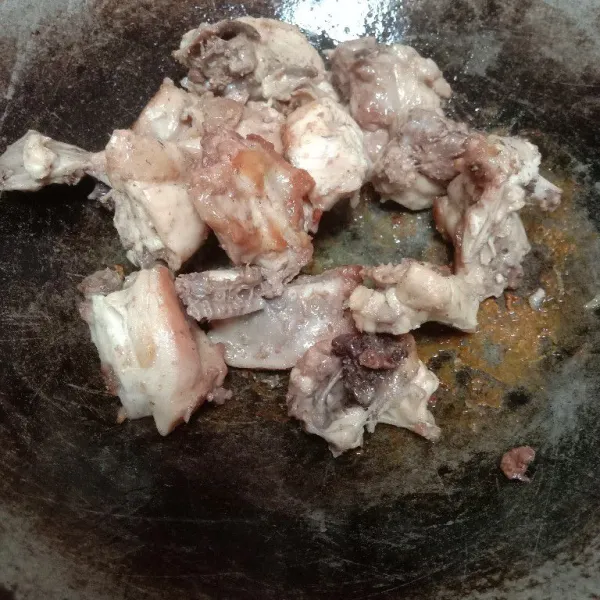 Ungkep ayam dengan sedikit garam tanpa menambahkan air, hingga mengering.