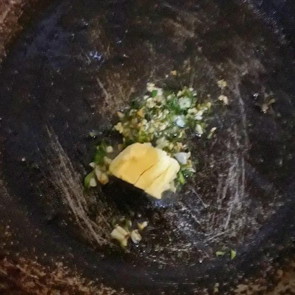 Masukkan margarin sesaat sebelum kompor dimatikan
