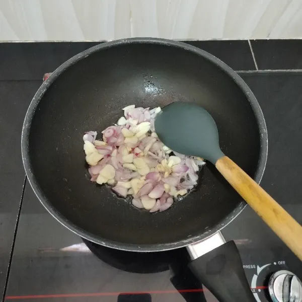 Panaskan minyak. Tumis bawang merah dan bawang putih hingga harum.