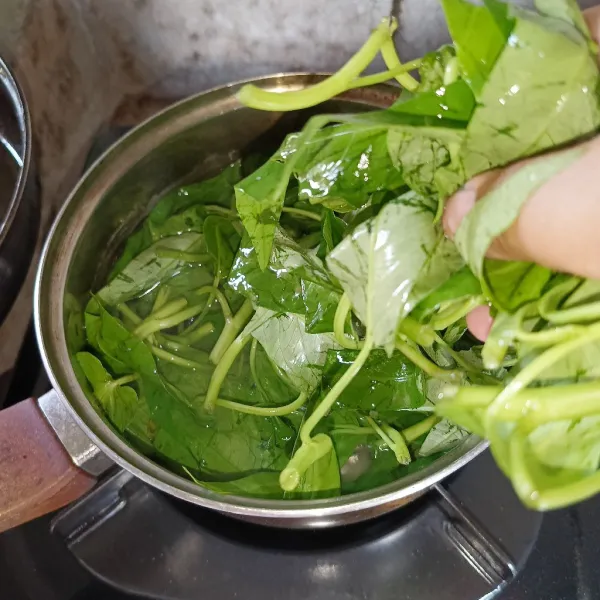 Setelah mendidih masukkan kangkung, aduk rata.