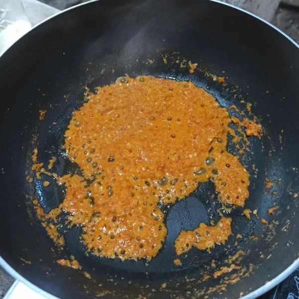 Tumis bumbu hingga harum