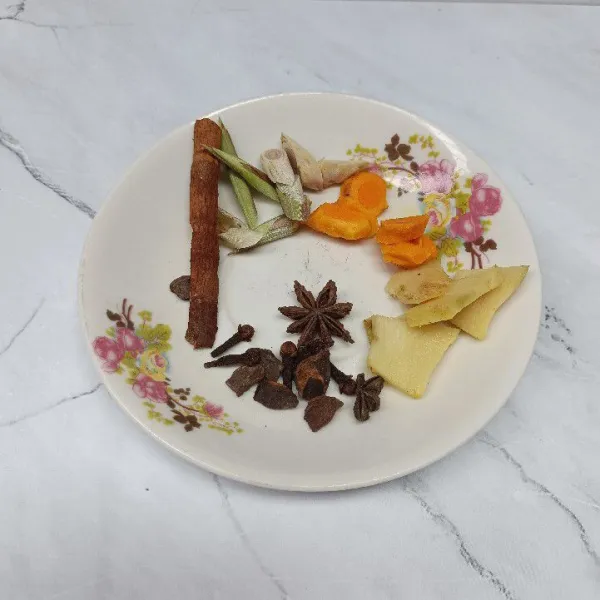 Potong kunyit, jahe dan serai.