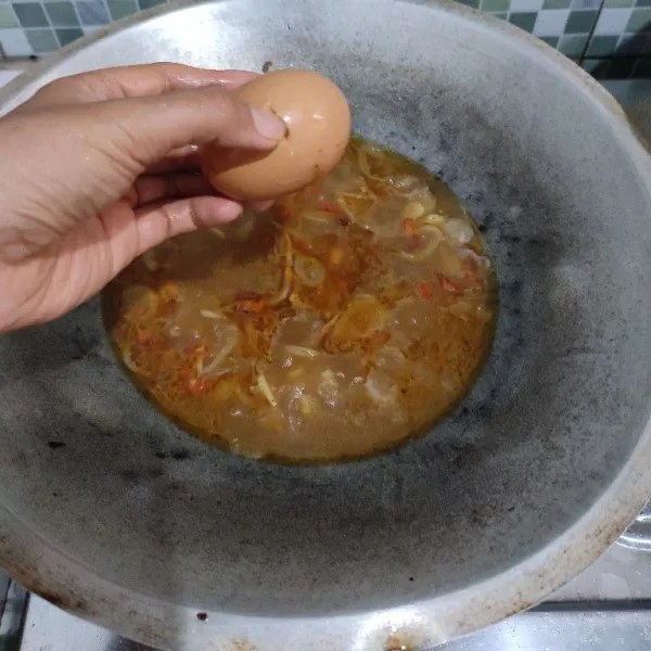 Jika air sudah mendiduh masukkan telur, masak hingga telur setengah matang.