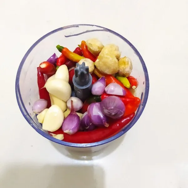 Haluskan bumbu halus.