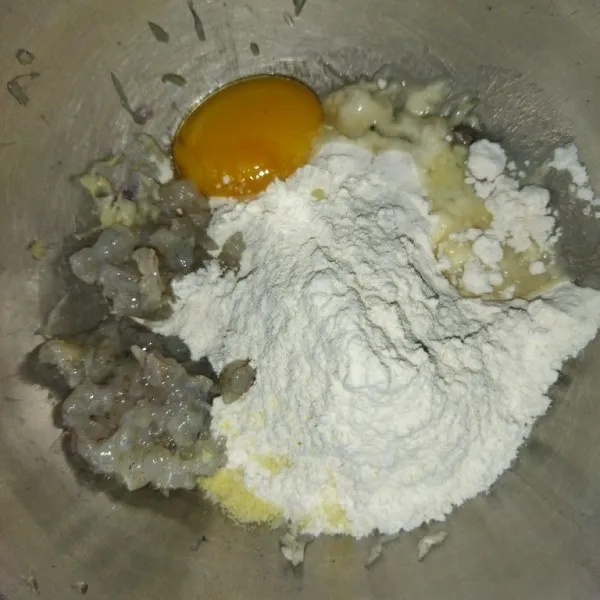 Masukkan udang cincang, telur, kaldu bubuk dan tepung terigu.