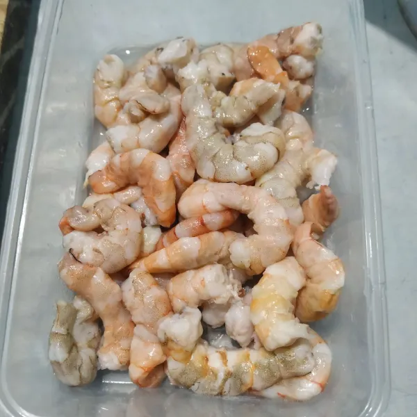 Cuci bersih udang kupas.