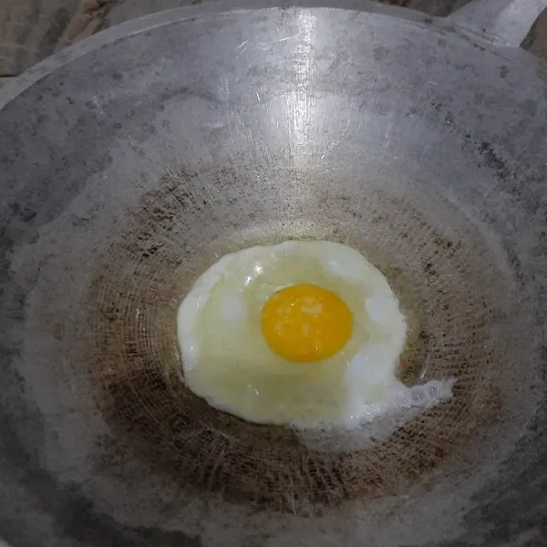 Goreng telur mata sapi, tambahkan garam secukupnya, sisihkan.