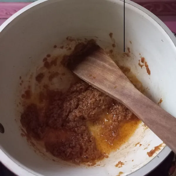 Masukan semua bahan saus kacang dalam blender, kemudian haluskan, setelah itu tumis hingga harum.