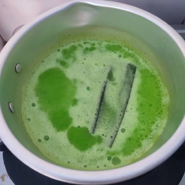 Masukkan semua bahan agar-agar. Rebus hingga mendidih dan biarkan set.