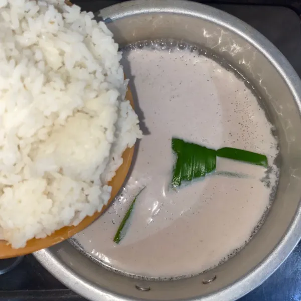 Masukkan nasi ke dalam panci.