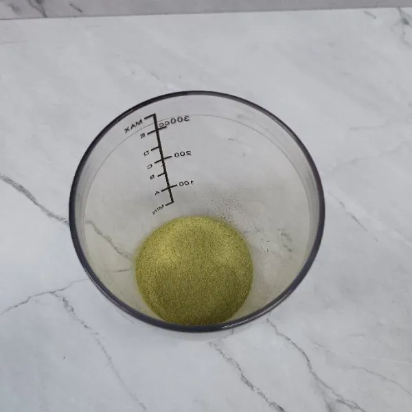 Tuang matcha powder.