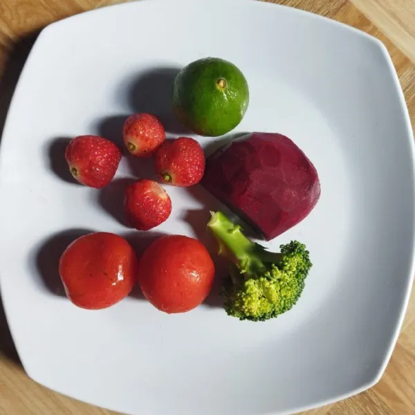 Kupas buah bit. Cuci bersih semua buah dan sayur.