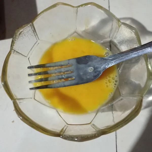 Kocok lepas telur dengan sedikit garam
