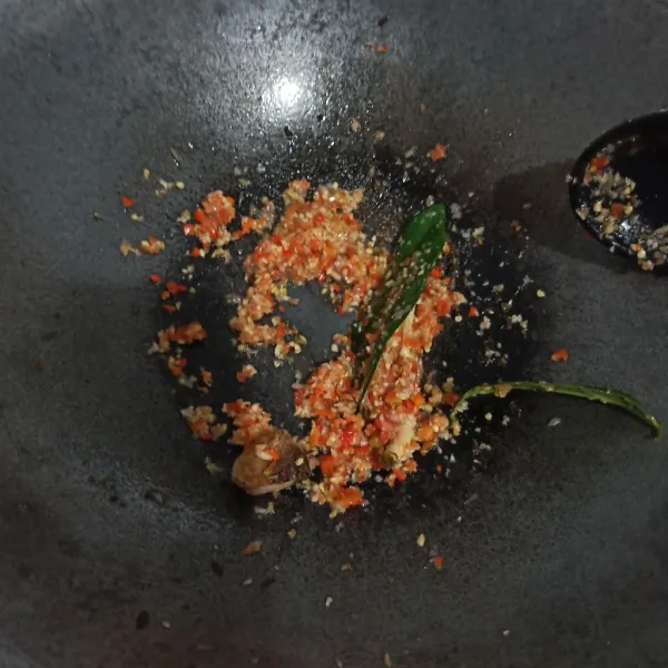 Tumis bumbu cincang bersama daun salam, serau dan lengkuas hingga harum