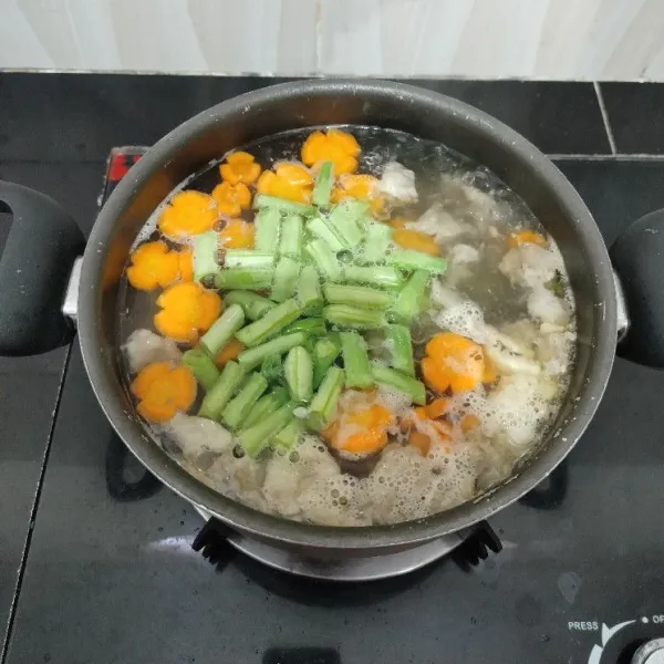 Lalu masukkan buncis,merica bubuk,dan garam. Aduk rata.