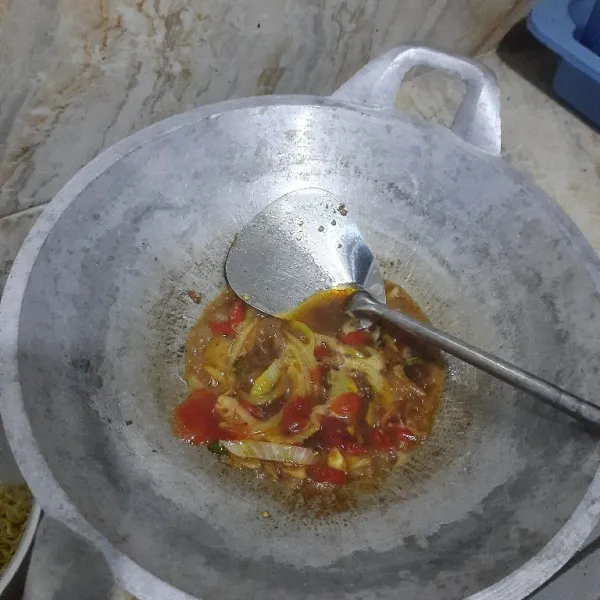 Tambahkan bumbu mie instan dan 1 sdm kecap manis, 1 sdm saus tomat, lalu masukan mie yang sudah direbus tadi.