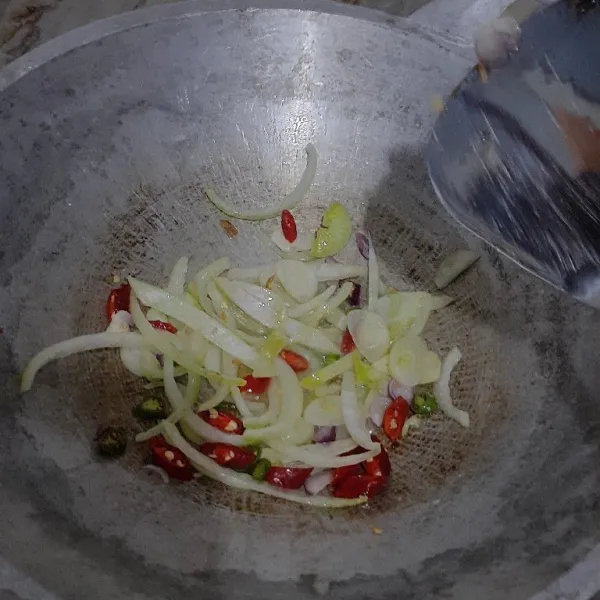 Tumis bawang bombay, bawang merah, bawang putih, cabai merah besar, cabai hijau sampai menguning dan harum, lalu tambahkan air 30 ml.