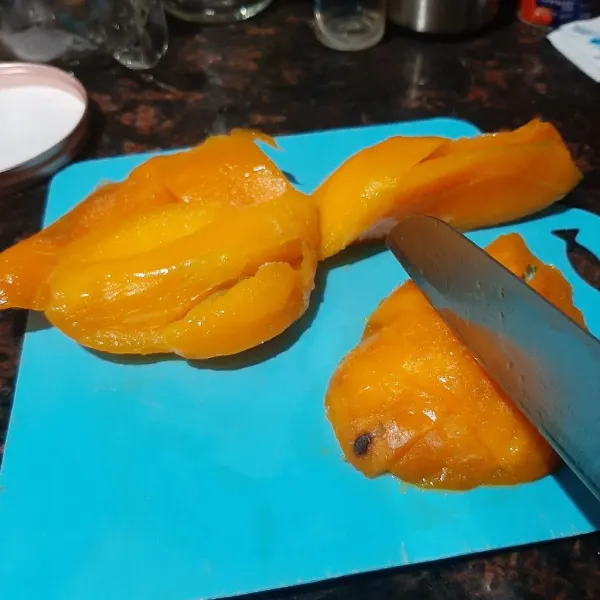 Bekukan mangga lalu potong potong kecil