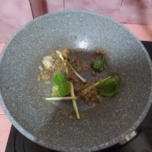 Tumis hingga harum, masukkan lengkuas, jahe, salam, daun jeruk dan serai (karena saya serainya kecil-kecil jadi pakai agak banyak).