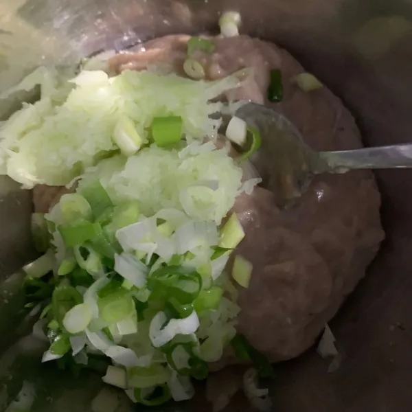 Tambahkan parutan labu siam, daun bawang