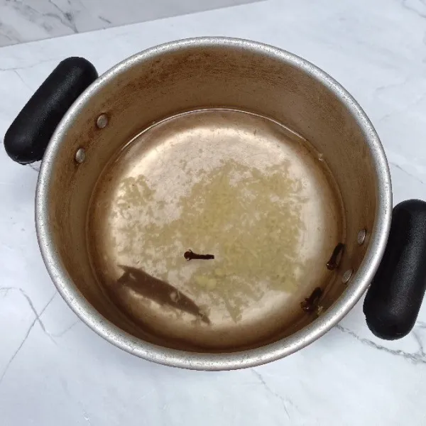 Tambahkan air. Didihkan.