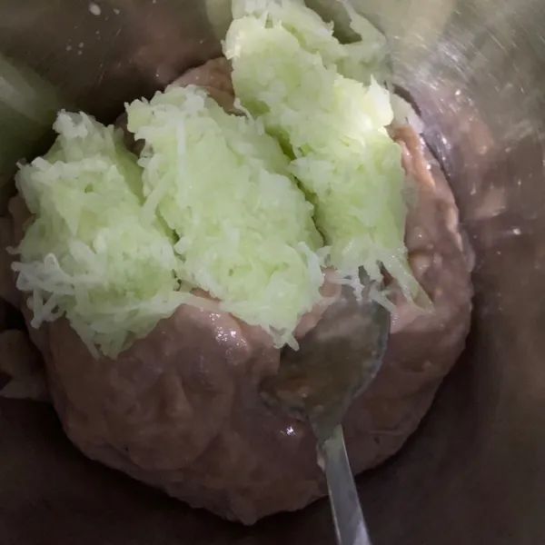 Parut labu siam, lalu peras dan campur.