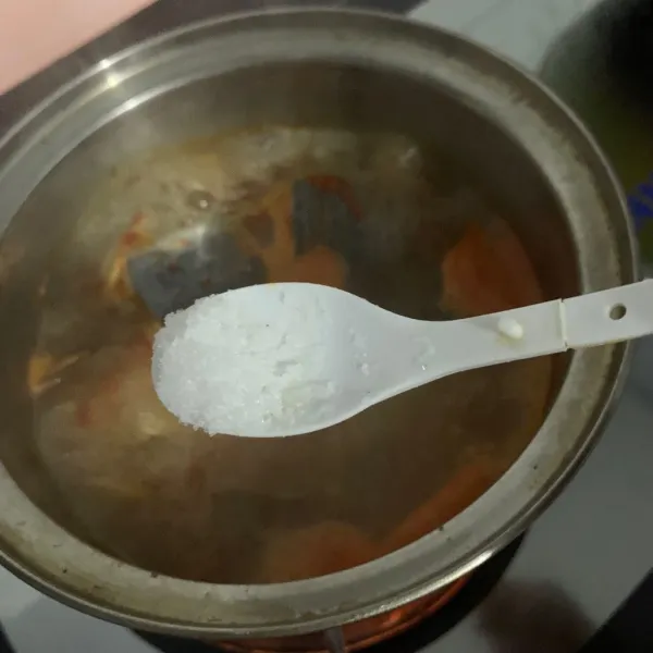Masukkan ikan beri garam masak selama 10 menit.