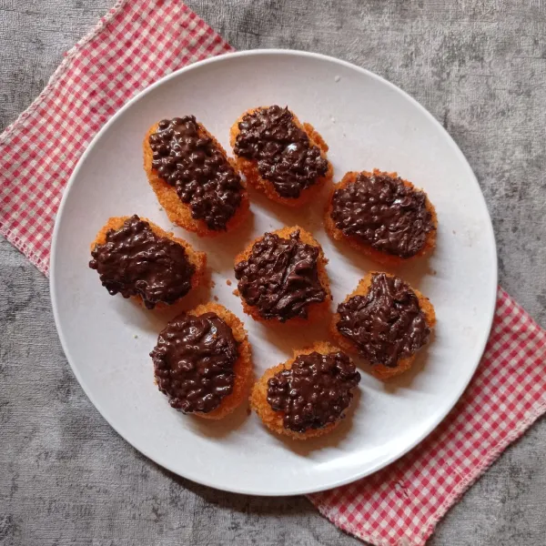 Beri toping coklat Crunchy, sajikan