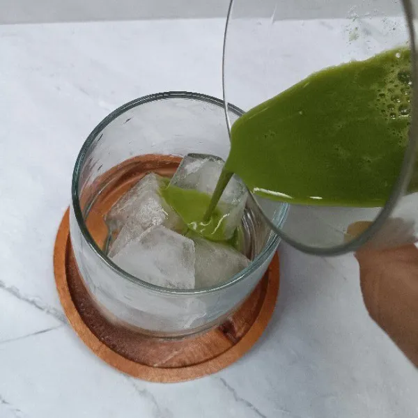 Masukkan larutan matcha.
