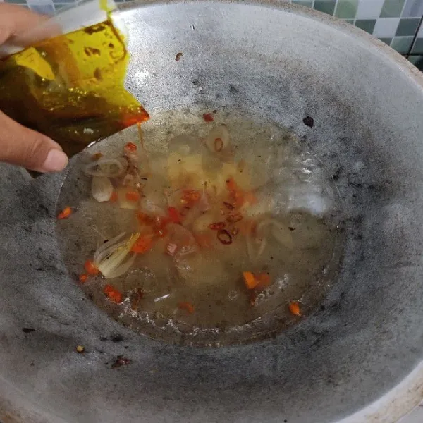 Tambahkan bumbu kari, merica, serta kaldu bubuk. Aduk rata.