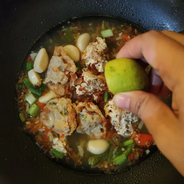 Masukkan bawang merah goreng dan perasan jeruk nipis, sajikan.