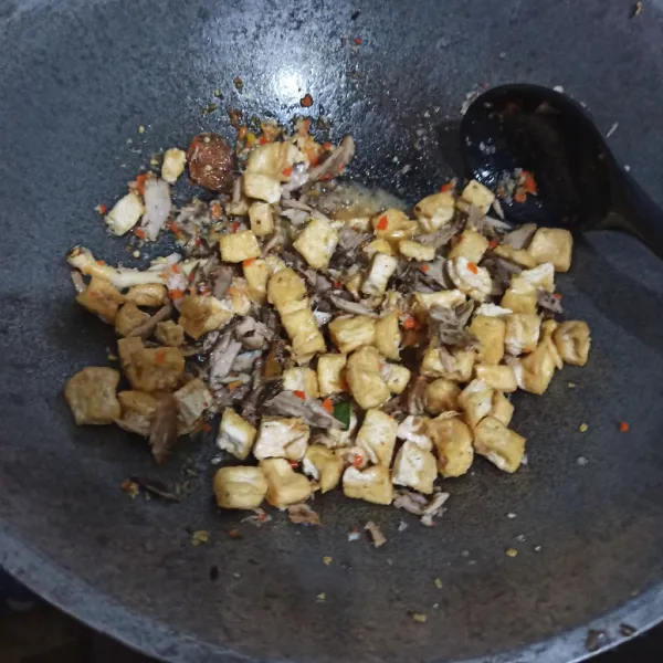 Masukkan tahu dan cakalang fufu
