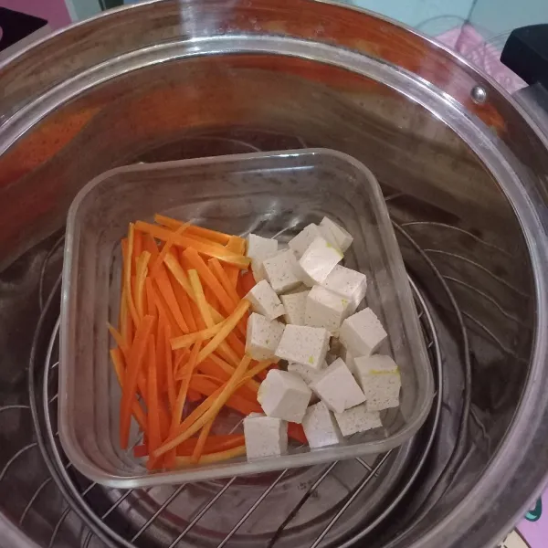 Kukus wortel dan tahu putih, sisihkan.