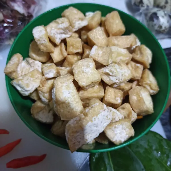 Goreng tahu hingga berkulit, sisihkan