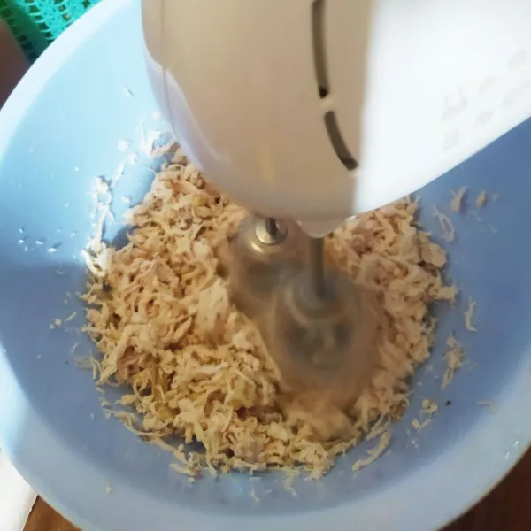 Setelah dingin, tiriskan lalu pisahkan daging dari tulangnya. Suwir-suwir (saya menggunakan mikser, hasilnya lebih cepat dan suwirannya bagus)