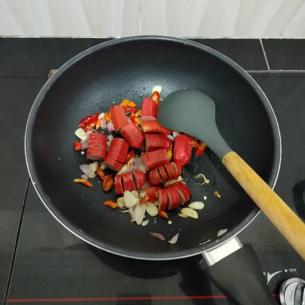 Lalu masukkan sosis,tumis hingga sosis mekar.