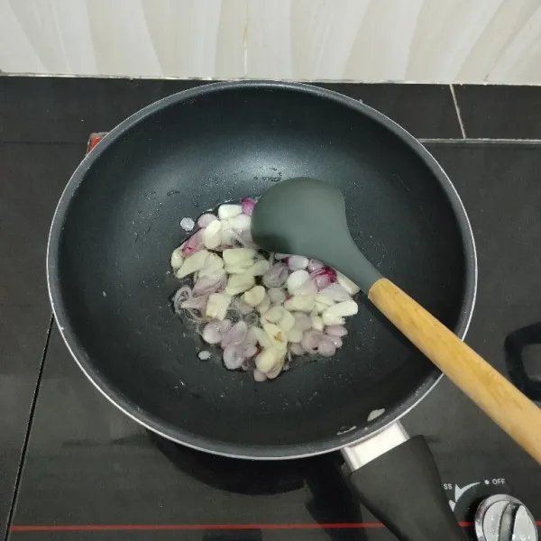Panaskan minyak sayur. Tumis bawang merah dan bawang putih hingga harum.