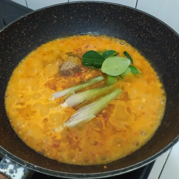 Tumis bersama serai dan daun jeruk hingga tanak.