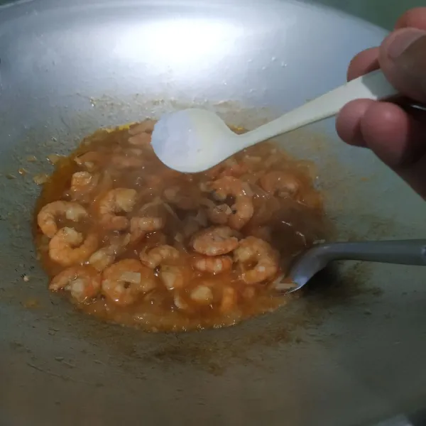 Beri garam, penyedap dan gula pasir.