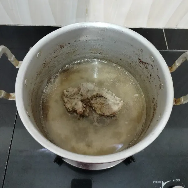 Rebus daging sapi dengan air secukupnya hingga empuk. Lalu potong dadu dan sisihkan air kaldunya.
