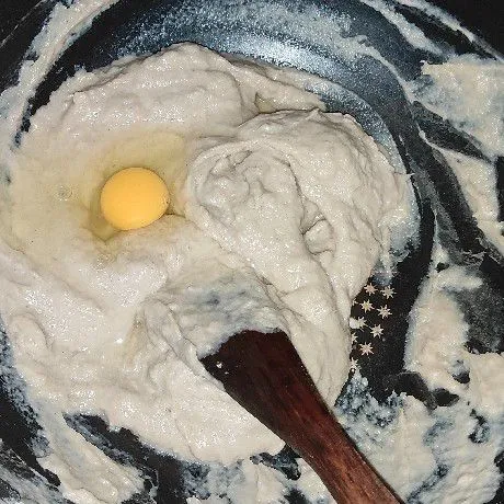 Setelah adonan dingin, masukkan telur, aduk hingga tercampur rata.